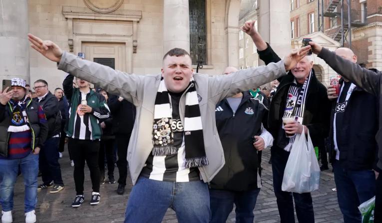 Các CĐV hòa mình vào những màn ăn mừng tưng bừng.