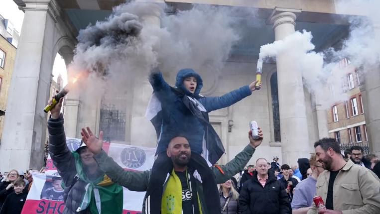 Pháo khói trắng được đốt lên giữa đám đông.