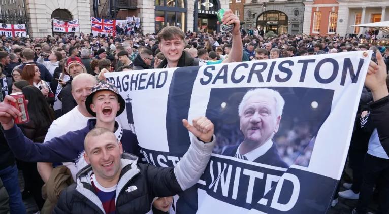 Newcastle sẽ thiếu vắng bốn trụ cột, trong đó có Anthony Gordon, cầu thủ đang chịu án treo giò ba trận sau chiếc thẻ đỏ trước Brighton. Ngoài ra, Sven Botman, Lewis Hall và Jamaal Lascelles cũng không thể góp mặt vì chấn thương.