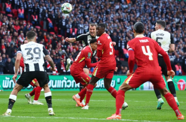 Dan Burn mở tỷ số cho Newcastle.