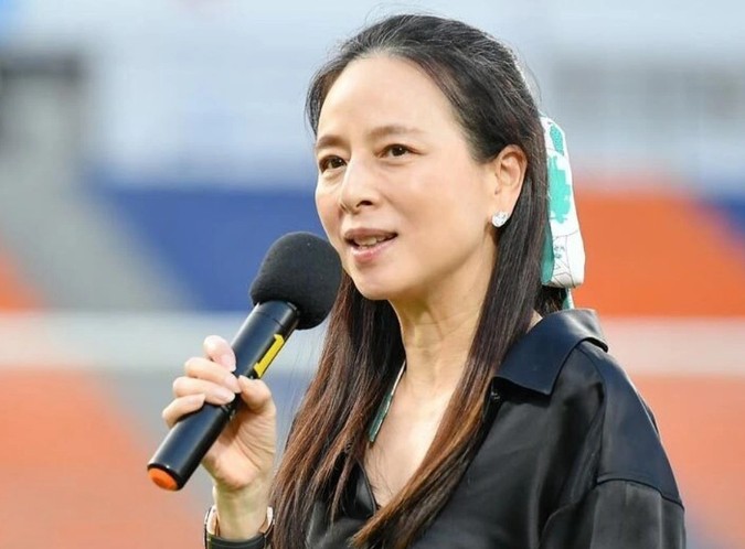 Madam Pang tìm mọi cách cứu bóng đá Thái Lan.