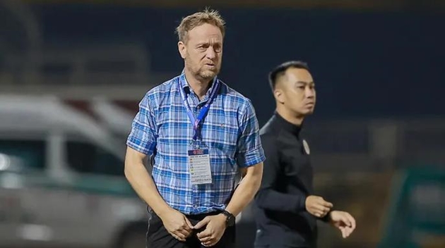 Ông Alexandre Polking tiếp tục chê mặt sân tại V-League.