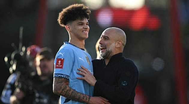 Nico O'Reilly giúp Man City ngược dòng.