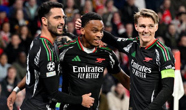 Arsenal thắng tưng bừng PSV Eindhoven trên sân khách.