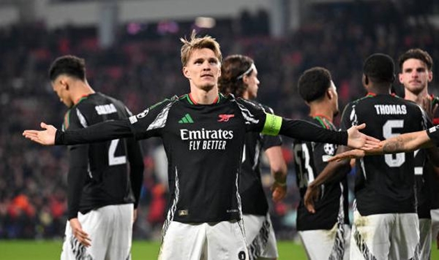 Arsenal đặt một chân vào vòng tứ kết Champions League.