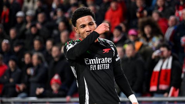 Ethan Nwaneri gây ấn tượng trong trận đấu với PSV Eindhoven.
