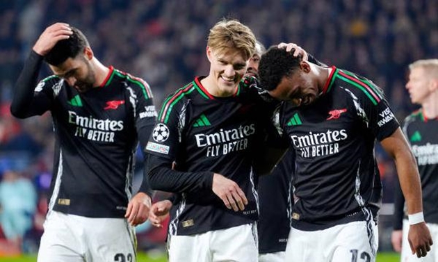 Arsenal thắng dễ PSV Eindhoven trên sân khách.