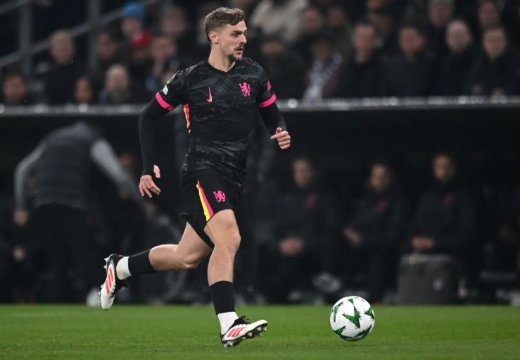 Kiernan Dewsbury-Hall khó cạnh tranh ở Chelsea.