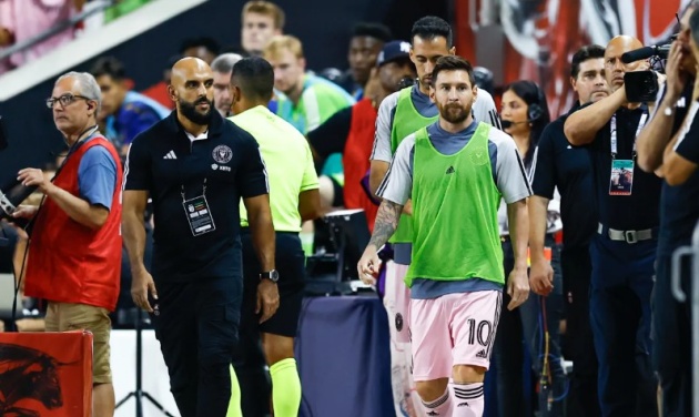 Yassine Chueko luôn theo sát Messi ở các trận đấu.