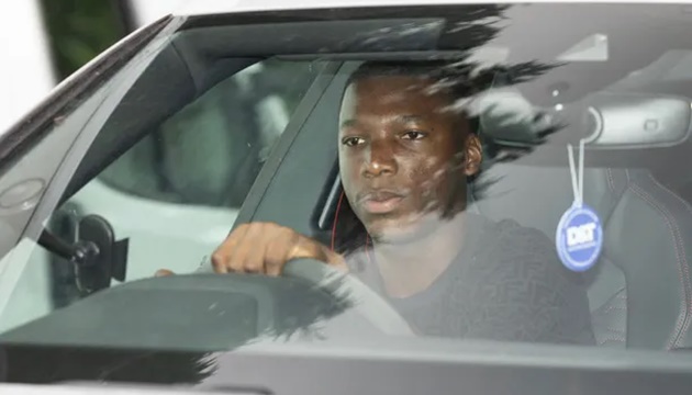 Moises Caicedo bị tịch thu siêu xe.