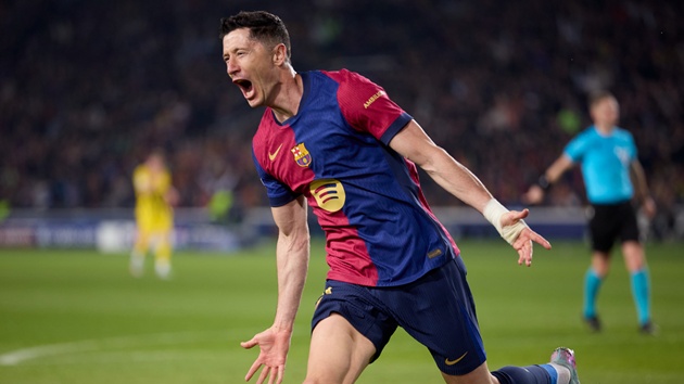 Lewandowski vừa lập cú đúp vào lưới Dortmund.