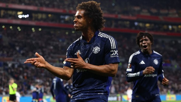 Zirkzee ghi bàn cho Man United.