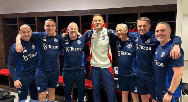 Matic đăng ảnh chụp cùng các thành viên trong ban huấn luyện MU.