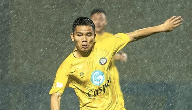 Trận đấu của Đông Á Thanh Hóa bị gián đoạn vì mưa lớn.