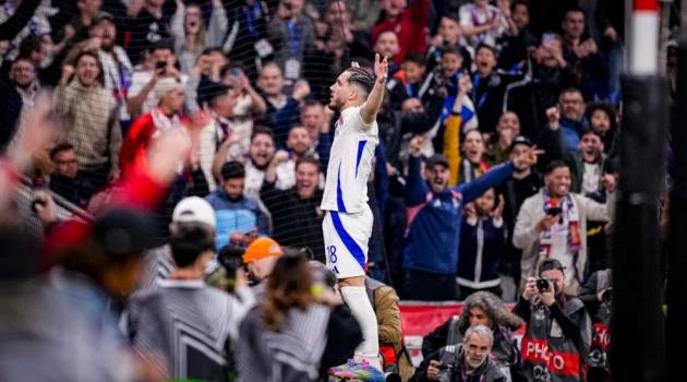 Rayan Cherki giúp Lyon có trận hòa quý giá.