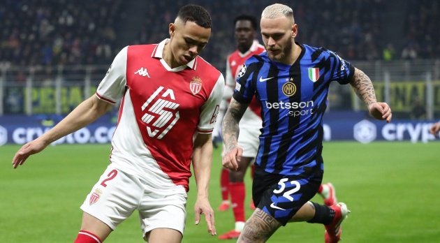 Vanderson lọt tầm ngắm Barca (bên trái).