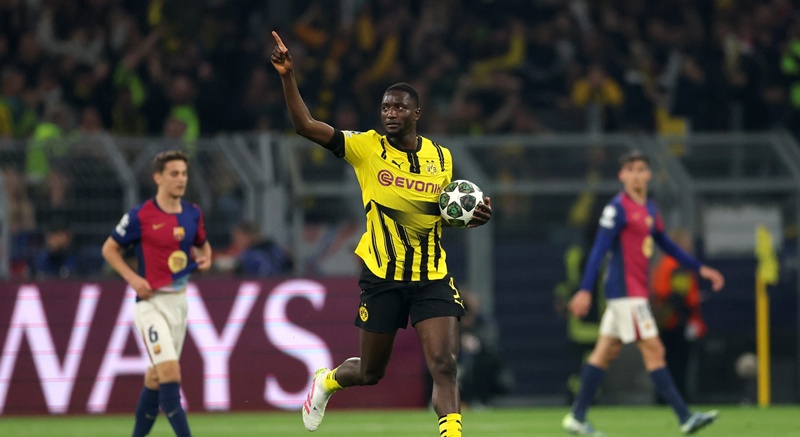 Serhou Guirassy lập kỷ lục là cầu thủ ghi nhiều bàn nhất lịch sử Champions League trong 1 mùa cùng Dortmund với 13 pha lập công.