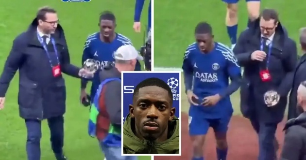 Gương mặt khó chịu của Dembele khi nhận giải.