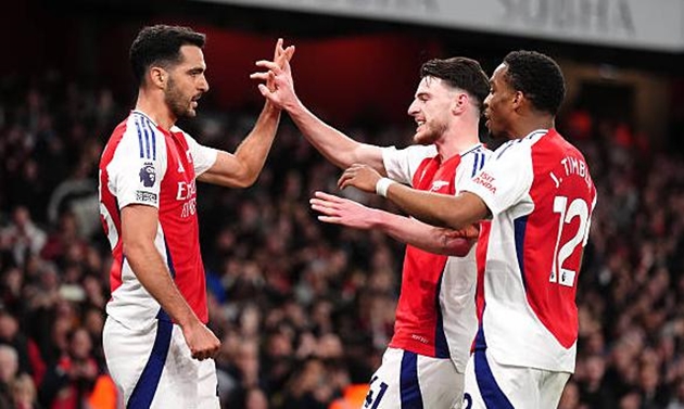Arsenal đánh bại Fulham trên sân nhà Emirates.