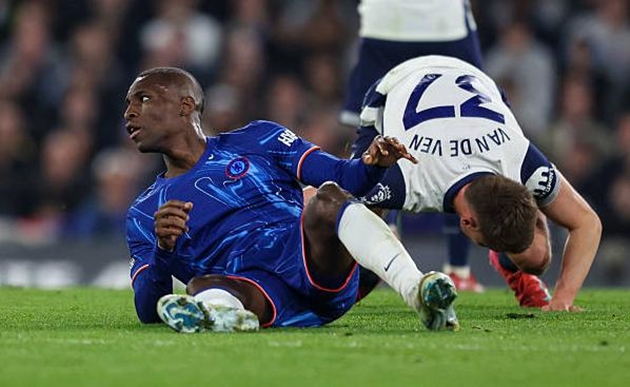 Nicolas Jackson mang đến nhiều vấn đề cho Tottenham Hotspur.