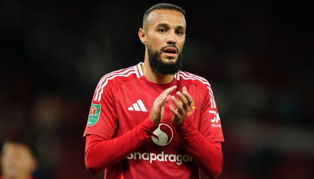 Mazraoui có thể chơi như một tiền vệ tấn công.