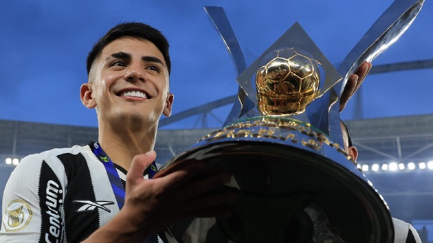 Almada gia nhập Lyon từ Botafogo theo dạng cho mượn.