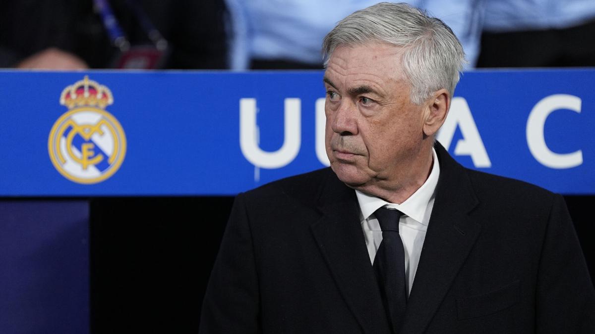 HLV Carlo Ancelotti vừa cùng Real Madrid để thua đậm Arsenal.