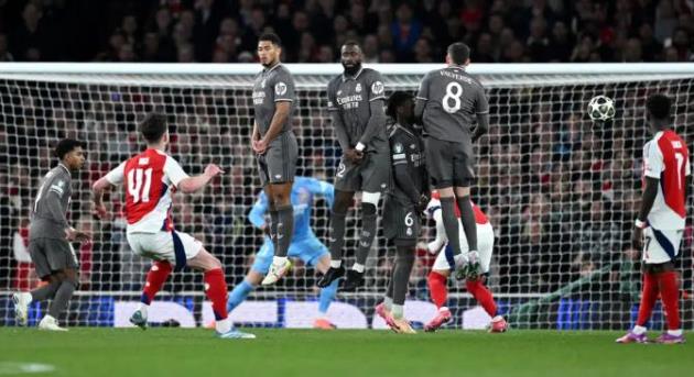 Declan Rice lập siêu phẩm sút phạt.