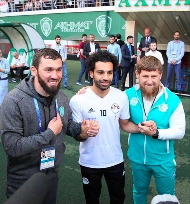 Ảnh bài viết SỐC: Mo Salah bắt tay với lãnh đạo bị cáo buộc tội ác chiến tranh