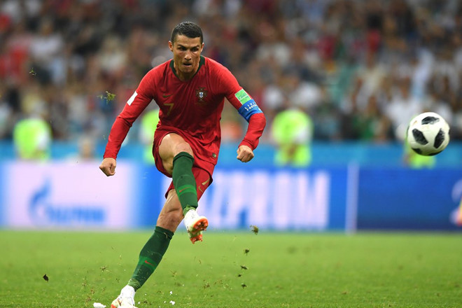 Siêu tiền đạo của Kền kền trắng có cú hattrick tuyệt vời vào lưới Tây Ban Nha trong trận ra quân.