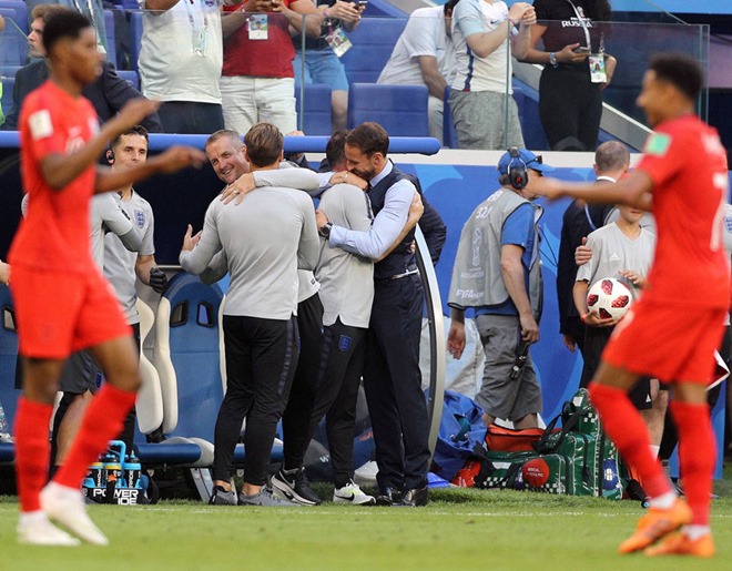 Không chỉ có cầu thủ, BHL tuyển Anh cũng không thể kìm được cảm xúc hân hoan sau chiến thắng trước Thụy Điển.