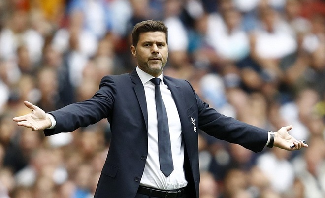 HLV Mauricio Pochettino phản ứng bên ngoài đường biên ở nửa đầu thời gian thi đấu hiệp 1.