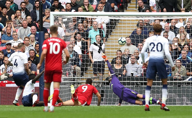 Aleksandar Mitrovic đánh đầu tung lưới Tottenham ở phút thứ 52 sau pha chuyền bóng thuận lợi của Ryan Sessegnon. Bàn gỡ hòa của tiền đạo người Serbia giúp đội khách chơi khởi sắc hơn hẳn.