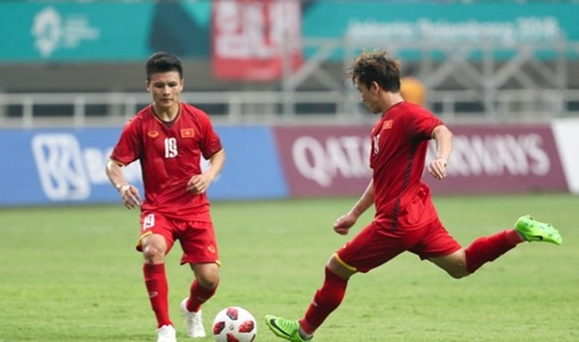 Minh Vương ghi tuyệt phẩm từ pha đá phạt trực tiếp đẹp mắt.