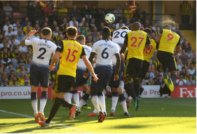 Pha đánh đầu quân bình tỉ số cho Watfod của số 9 Deeney.