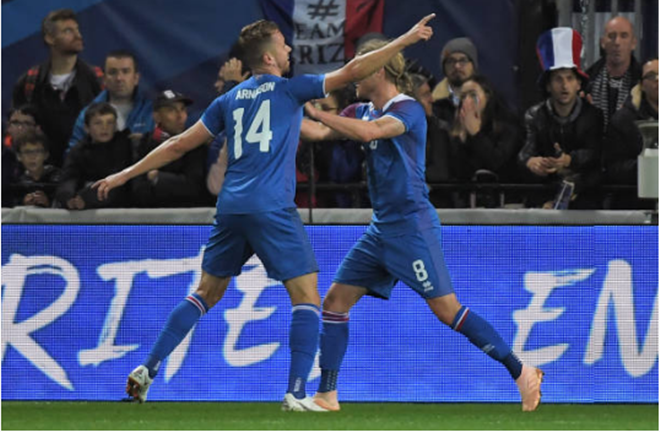 Sau bàn mở tỉ số bất ngờ, Iceland tiếp tục nhân đôi cách biệt ở phút 58. Trung vệ Kári Árnason bật cao đánh đầu tung lưới LIoris sau một pha bóng cố định tốt từ các cầu thủ đội khách.