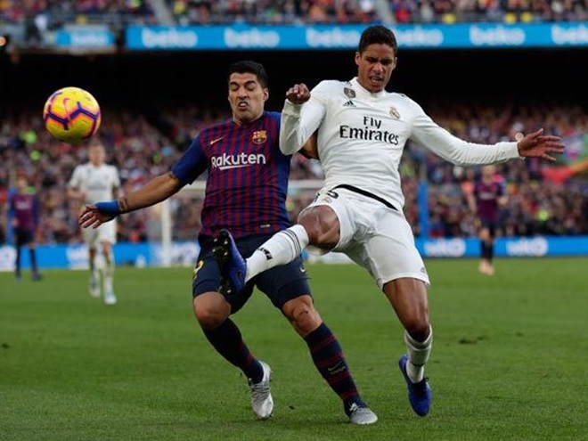Varane gặp chấn thương trong trận đấu với Barcelona.