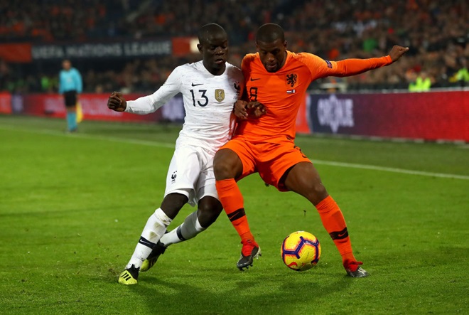 Tiền vệ Wijnaldum tranh cướp bóng với N'Golo Kante.