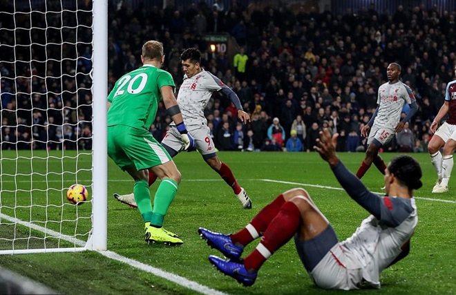 Van Dijk kiến tạo giúp Firmino nâng tỉ số lên 2-1 cho Liverpool.