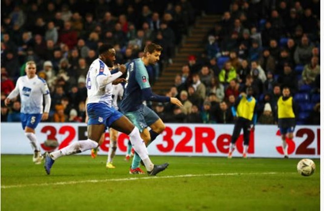 Pha dứt điểm nâng tỉ số lên 6-0 của Llorente. Lucas Moura chính là tác giả của đường chuyền giúp chân sút 33 tuổi ghi tên mình trên bảng tỉ số.