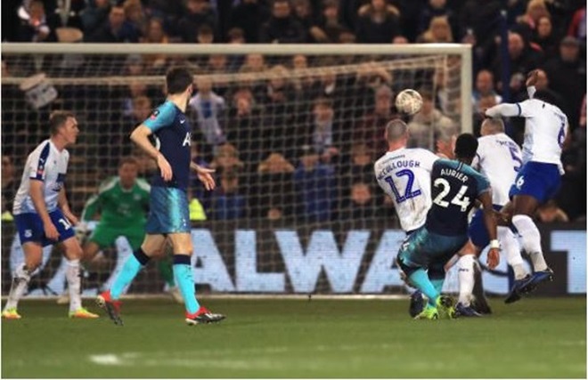 Sau chiến thắng gần nhất trước Cardiff City 3-0 ở Premier League giữa tuần qua, Tottenham có chuyến làm khách với Tranmere ở vòng 3 FA Cup 2018/2019. Dù tung ra sân nhiều nhân tố dự bị, thế nhưng sự chênh lệch đẳng cấp lớn giúp Gà trống dễ dàng áp đặt thế trận trước đối thủ. Phút thứ 40, hậu vệ Serge Aurier mở tỉ số trận đấu với cú sút xa đẳng cấp từ giữa sân.