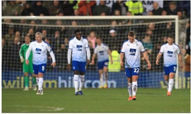 Các cầu thủ Tranmere có 45 phút đầu tiên thi đấu khá tốt trước đối thủ đến từ Premier League. Hàng phòng ngự chặt chẽ, kín kẽ giúp họ chỉ để lọt lưới 1 bàn sau pha dứt điểm quá khó của Aurier. Tuy nhiên, mọi chuyện bỗng chốc sụp đổ với đội chủ nhà khi hiệp 2 vừa mới bắt đầu.
