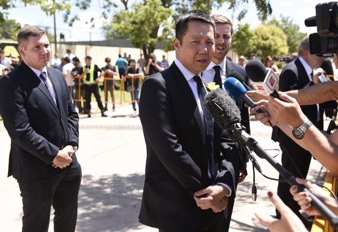 Chủ tịch Cardiff City, ông Ken Choo chia sẻ với giới phóng viên trong buổi tang lễ của Sala.