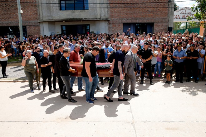 Ảnh bài viết Gia đình Sala ngập tràn nước mắt trong ngày đưa tiễn