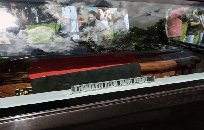 Thi thể của Sala được đem đi hỏa táng