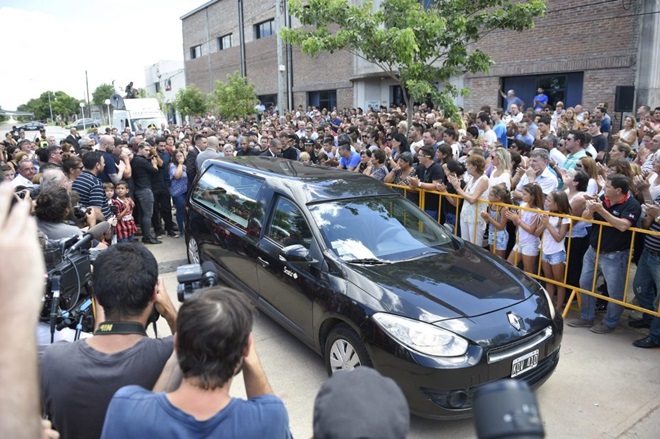 Sala được đưa tiễn bởi hàng trăm người ở quê nhà Argentina.