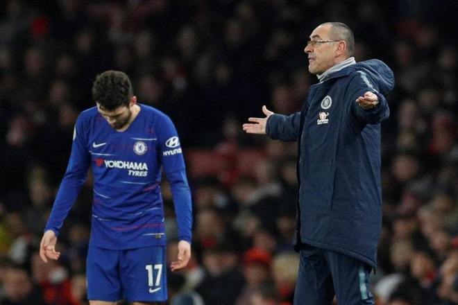 HLV Sarri và Chelsea đang khá bấp bênh về tương lai.