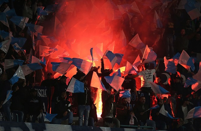 Napoli có cuộc tiếp đón Arsenal trên sân nhà San Paolo trong khuôn khổ trận tứ kết lượt về Europa League 2018/2019. Bầu không khí vô cùng cuồng nhiệt được các cổ động viên đội bóng nước Ý tạo ra trên khán đài. Có khoảng 800 cảnh sát tham gia giữ gìn trật tự, ngăn ngừa màn ẩu đả giữa fan hâm mộ 2 đội.