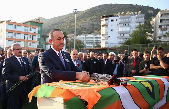 Bộ trưởng Ngoại giao Thổ Nhĩ Kỳ, ông Mevlut Cavusoglu đặt hoa cẩm chướng lên quan tài của tiền đạo Alanyaspor.