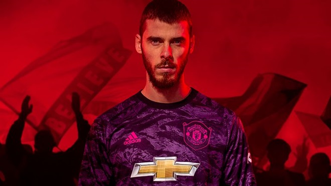 De Gea có vẻ không tươi tắn trong buổi chụp hình...